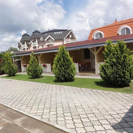 Apartmany Usmev Velky Meder Exterior photo